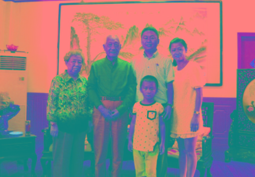 與原南京軍區(qū)政委方祖岐上將夫婦合影留念。